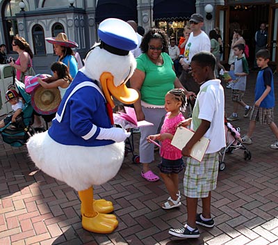 Disneypark - Beliebte Autogramme: Die Disneyfiguren sind geduldig und ausdauernd