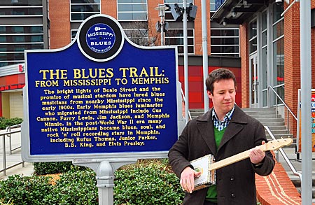 USA - Der Tourismus-Manager Jonathan Lyons mit einem Souvenir aus Memphis