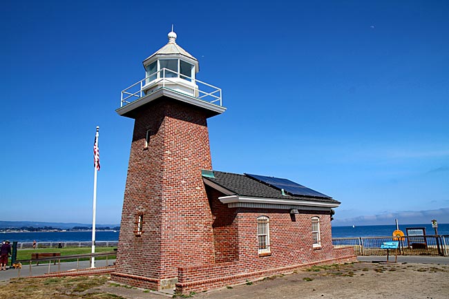 USA - Kalifornien - Mark Abbott Memorial Lighthouse mit Surfing Museum in Santa Cruz