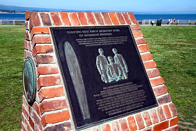 USA - Kalifornien - Gedenkstein für die hawaiianischen Prinzen vor dem Mark Abbott Memorial Lighthouse in Santa Cruz