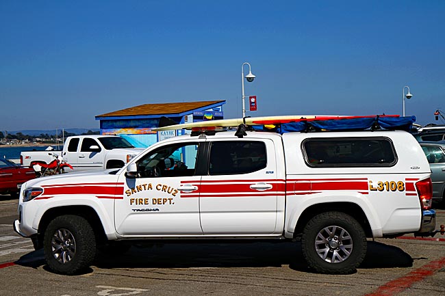 USA - Feuerwehrwagen mit Surfbrett in Santa Cruz, Kalifornien