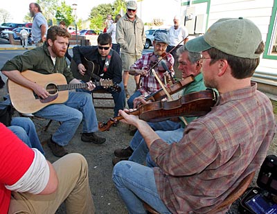 USA - Virginia - Am frühen Abend treffen die ersten Musiker aus der Umgebung in Floyd ein