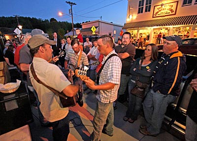 USA - Virginia - Stimmung auch auf der Hauptstraße vor dem Country Store