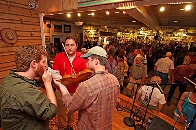 USA - Virginia - Große Stimmung auf der Bühne im hinteren Teil des Country Store in Floyd
