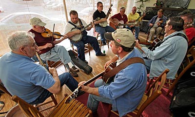 USA - Virginia - Stu Shenk mit seinen Musikerkollegen von den Timber Rattlers im Stringbean Coffee Shop von Galax