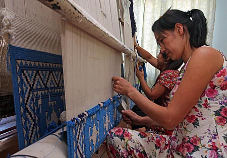 Usbekistan - Jungen Frauen in einer der vielen Teppichmanufakturen in Samarkand