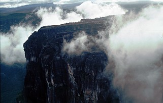 Venezuela - wolkenverhangene Tafelberge