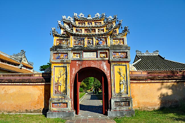 Vietnam - Hue - Opulent geschmückte Tore verbinden die Höfe