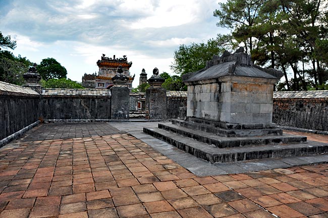 Vietnam - Der Sarkophag des Königs Tu Duc in seinem Mausoleum