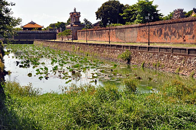 Vietnam - Hue - Ein Wassergraben und eine Mauer umgeben den Palast