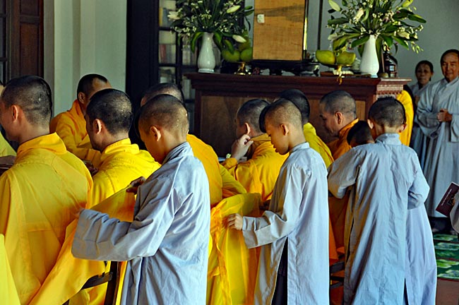 Vietnam - Hue - Bedient von Novizen speisen die Mönche gemeinsam zu Mittag